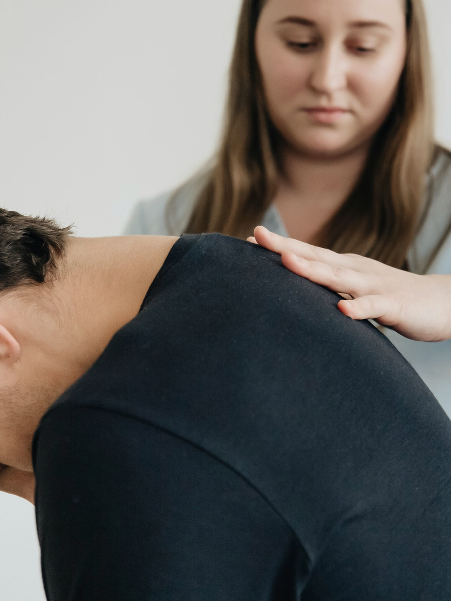 Adult scoliosis: spinal curves, symptoms and treatment options