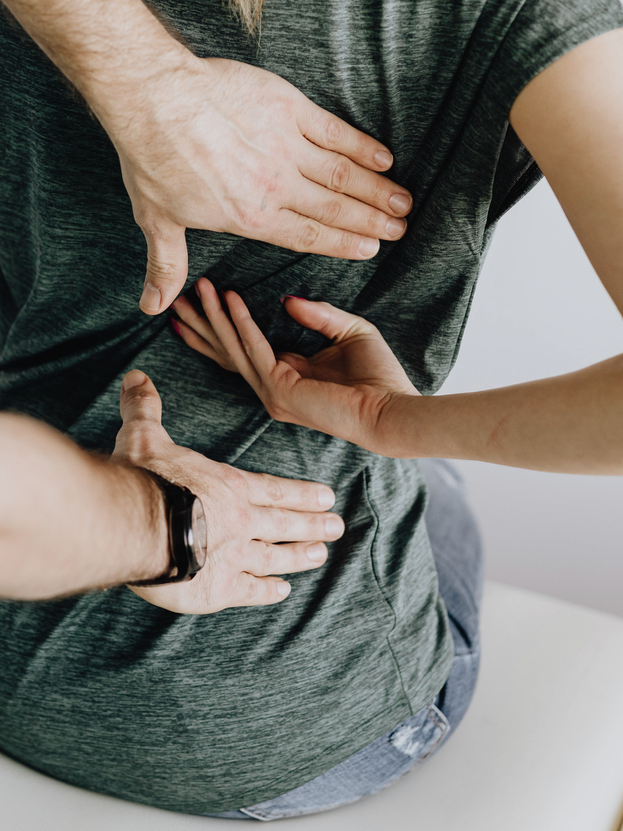 Adult scoliosis: spinal curves, symptoms and treatment options