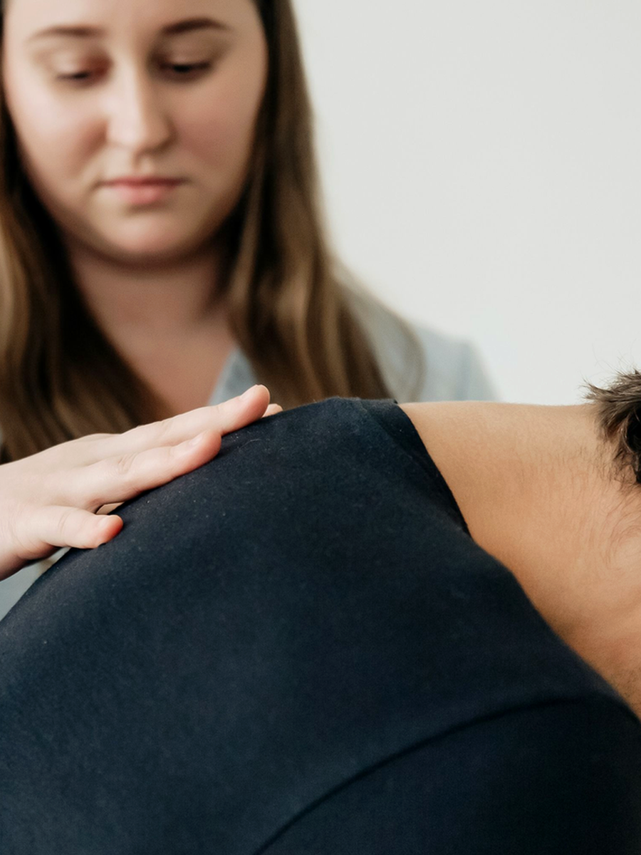 Adult scoliosis: spinal curves, symptoms and treatment options