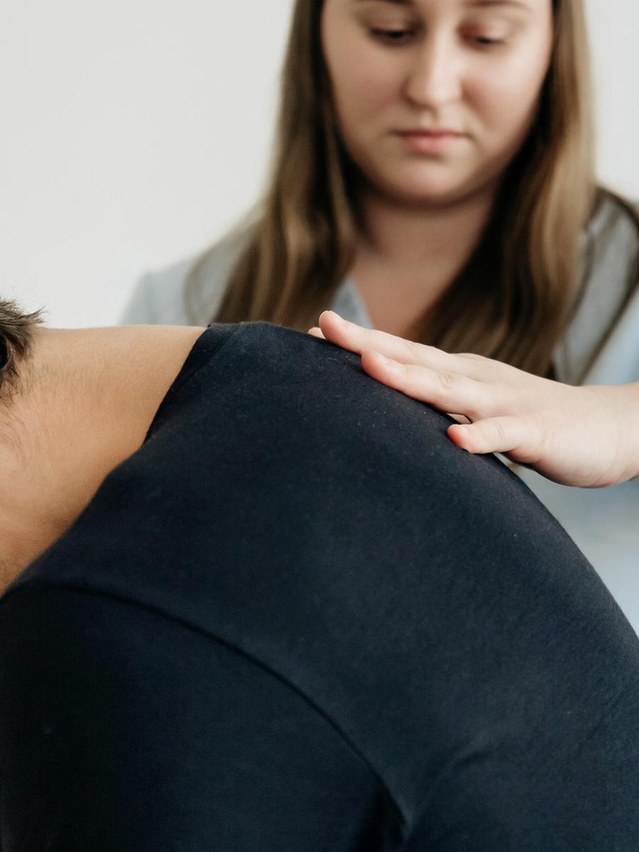 Adult scoliosis: spinal curves, symptoms and treatment options