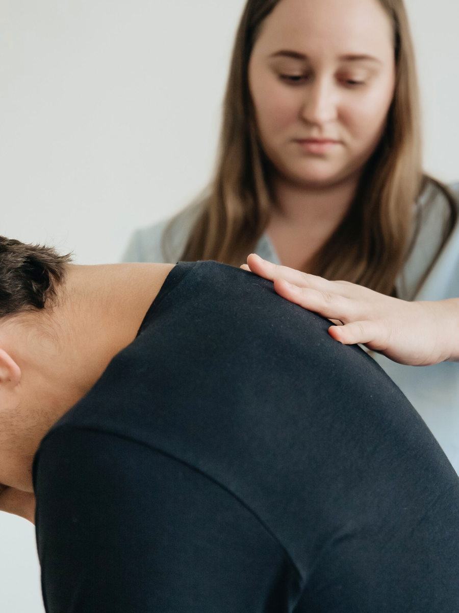Hernie discale cervicale : douleur au bras, signes neurologiques et traitements