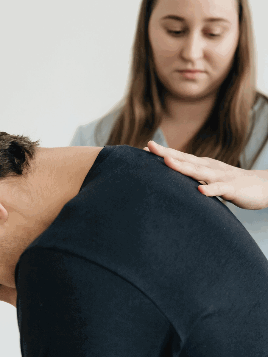 Chiropratique ou ostéopathie pour une douleur vertébrale : méthodes et preuves