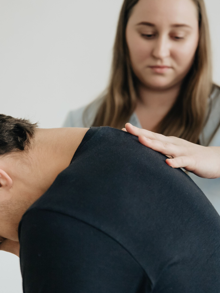Soins conservateurs pour la douleur vertébrale : parcours non chirurgical