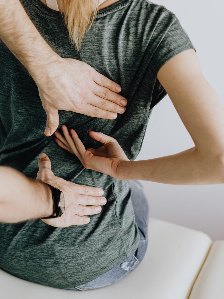 Soins conservateurs pour la douleur vertébrale : parcours non chirurgical