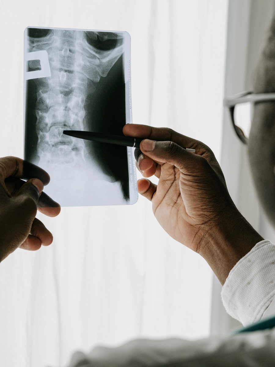 Imaging review and shared decision-making related to spinal decompression vs traction